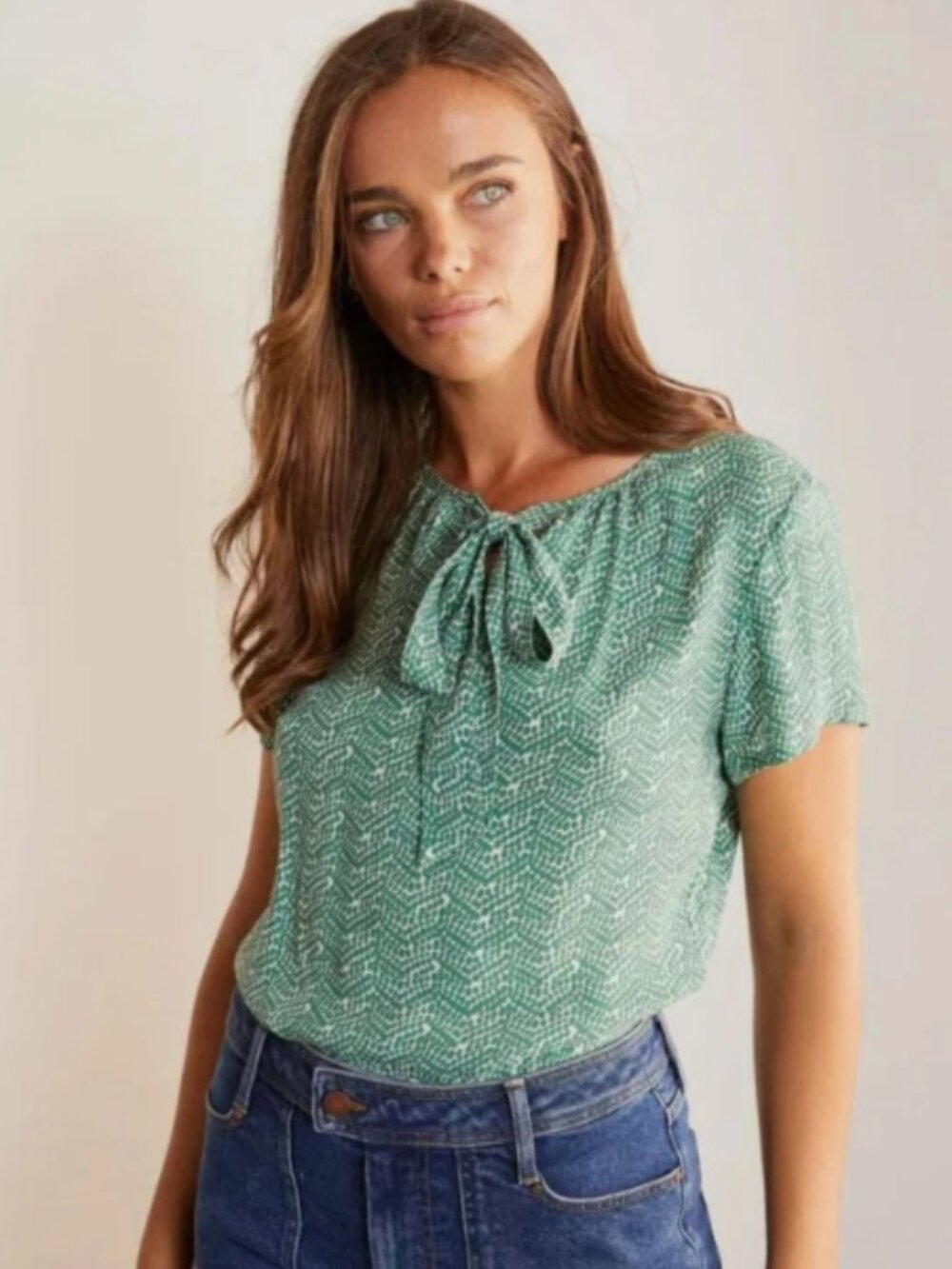Boden Delilah Green Geometric Print Short Sleeve Womens Tie Neck Blouse size 4